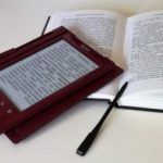 Logotipo del grupo Letras en papel